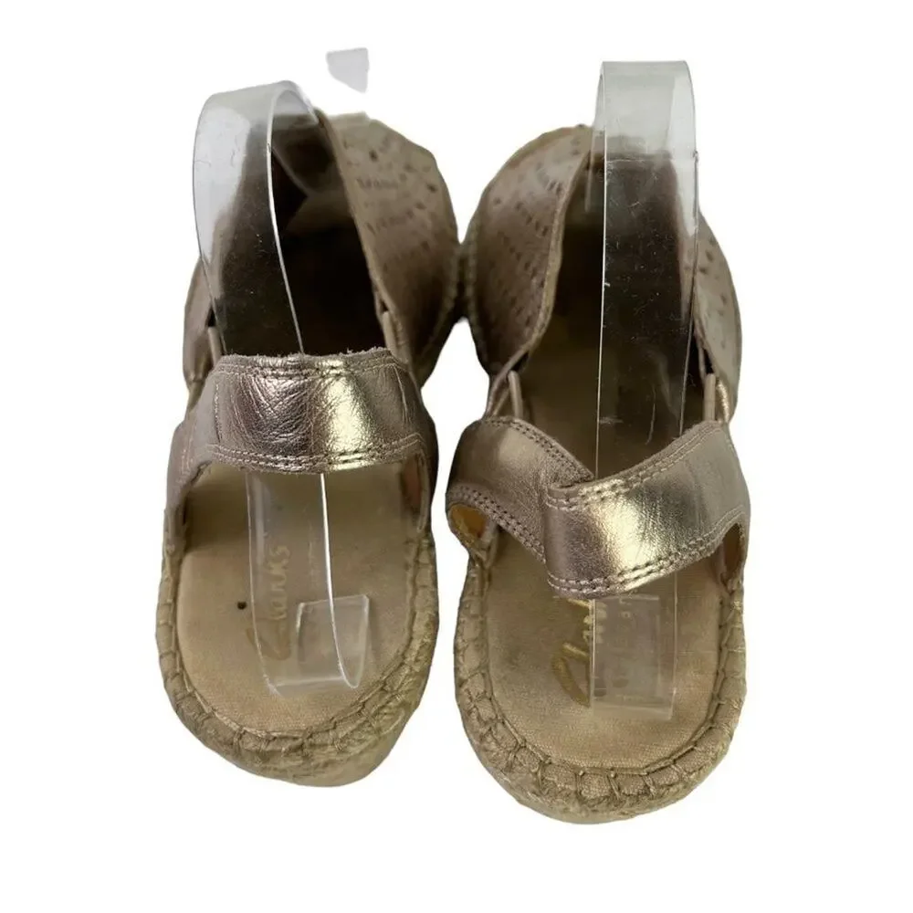 Clarks Artisan Espadrille Wedge Slingback Sandals Gold Perforated Shoes sz 9.5 W